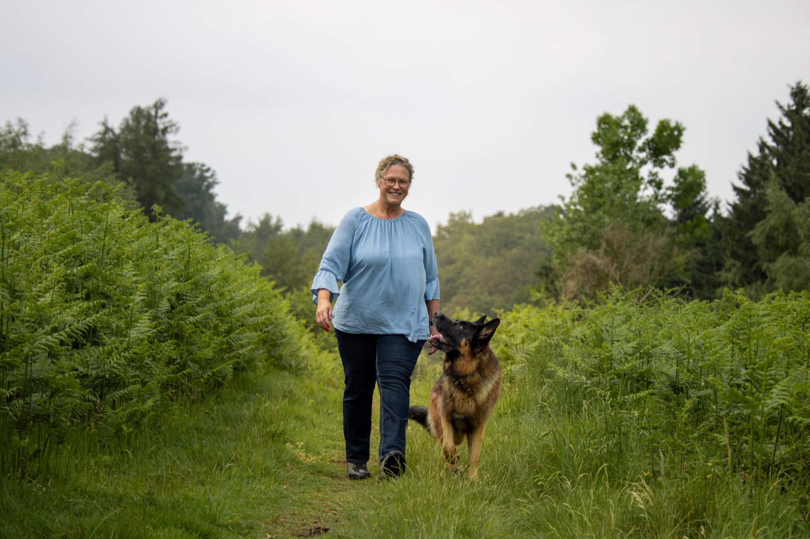 Nicole Hölter beim Spaziergang mit ihrem Deutschen Schäferhund